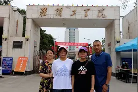 双胞胎姐妹28年后同考入父亲母校：希望能延续爸爸的脚步前行视频封面