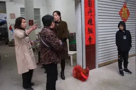 安徽农村有个习俗，结婚，男方抱个公鸡，女方抱回来个母鸡