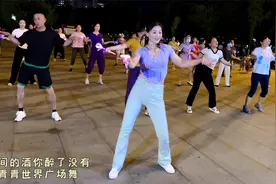 河南一广场美女跳出新高度，网友说有这样的领舞太幸福了