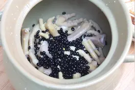 天冷了，这一锅鸡爪汤水要多煲，香甜回甘又润燥，女人常喝气色好