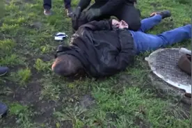 俄安全局曝光间谍抓捕现场：男子戴帽环顾四周，被多人瞬间按倒视频封面