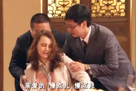 公司聚会饭局上，董事长突然临盆，经理直接用推餐小车送她去医院视频封面