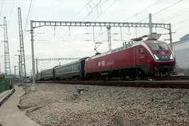 深圳东开往包头Z182次列车从赣州站发出，全程3174公里历时36小时视频封面