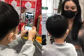 5岁儿子给妈妈拍照，上下左右移动不出3秒就拍好，成片让人太惊艳视频封面