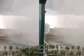 雨天网友意外拍到雨带横扫江面奇景：原来下雨过程是这样的！