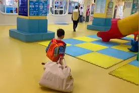 4岁宝宝学校尿床，洗完被子回学校，进教室这样应对尴尬，太逗了视频封面