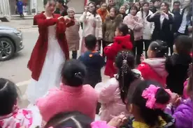 四川一幼儿园老师结婚，车队路过校门口，学生跳舞送上特别祝福视频封面