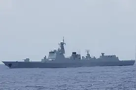 美军跟拍辽宁舰，现场美军士兵一片惊叹，歼-15稳稳着舰视频燃爆视频封面