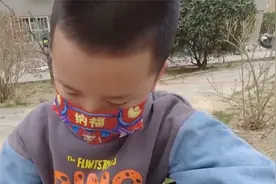 全网有趣的忘年交，小孩每天找大叔玩，开口就是：你媳妇不在吧？视频封面