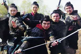 花木兰从军10年，有人怀疑过她的女儿身，为何无一人敢揭穿她？视频封面