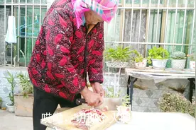 年迈的妈妈给我们做了一辈子的饭，今天我录了一个视频做记录