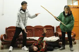 儿子每次出门残疾母亲都哭，儿子怀疑半路返回，走到门口他傻眼了视频封面