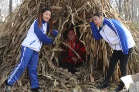 搞笑童年；小时候玩捉迷藏，喜欢藏在玉米秸垛里，小伙伴都找不到视频封面
