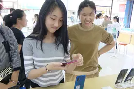 带可爱的妹妹买手机，选择了当下最火的华为品牌，花了1900块钱视频封面