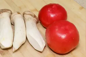 杏鲍菇搭配西红柿，简单一做，是我招待客人必做的拿手菜，超下饭