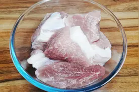 清洗猪肉，用冷水还是热水？教你正确方法，细菌血水腥味都洗掉