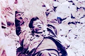 冲绳战役中美军搜寻残余日军纪实影像，发现洞内有鬼子就开枪击毙视频封面