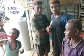 所罗门：一群黑人小孩冒着大雨卖椰子3块一个，全身湿透了好可怜视频封面