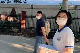 女儿上寄宿学校爸爸“不吃不喝”，偷偷抹眼泪，网友：出嫁时咋办