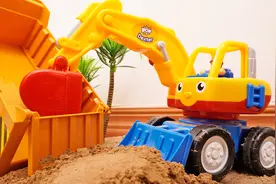 工程车故事：挖掘机和运输车在沙场工作视频封面