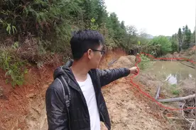 2个月没有看过鱼塘，到鱼塘一看小伙一脸无奈，实在不行就报警吧视频封面