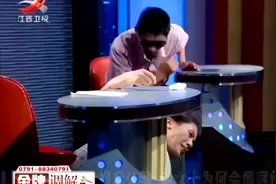 调解：姑娘一见到丈夫的爸妈，吓得躲进桌底，说出内情，全场惊呆视频封面
