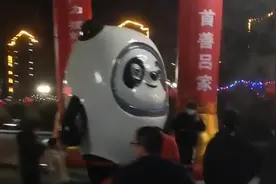 遭遗忘2年的冰墩墩，被村长连夜解救展览：太火了晚上都堵车