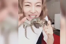爆笑：太损了，把螃蟹塞到老公裤子里，不怕夹掉什么东东吗视频封面