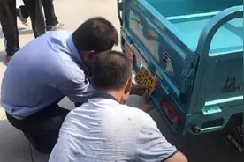 电动三轮车迎来好消息，无需驾照可直接上牌，老百姓有福了视频封面