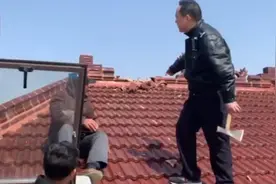 嫌邻居房子太高影响自家风水 六旬夫妇爬到房顶持斧敲房视频封面