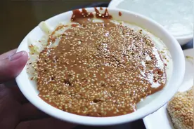 北京地道传统早点面茶，4元一碗单层料，很多人都不知道要怎么吃