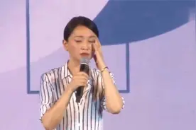 周迅躺着玩手机把鼻梁骨砸伤！于朦胧左眼超肿，周一围带伤拍戏视频封面
