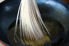 面条别再煮着吃了，放油锅一炸，比吃肉还解馋，上桌就抢光！视频封面