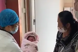 爸爸听到宝宝出生欣喜若狂，当得知是儿子时直摇头：粉色衣服咋穿视频封面