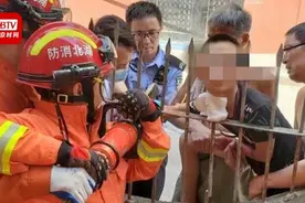 看着都疼！男孩翻围墙不慎失足 被20公分长钢筋刺穿下巴视频封面