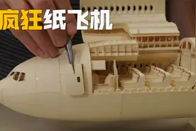 疯狂！用纸做成的飞机模型，这个男人用纸复制了一架波音飞机视频封面