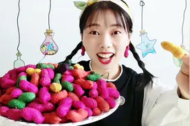 美食拆箱：妹子吃“五彩花生”，喜庆色彩一大盘，清新脆嫩开心吃视频封面