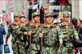 手持狼牙棒、身背“大宝剑”，为何中国防爆武警钟爱这些冷兵器？视频封面