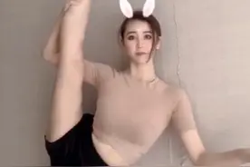 抖音美女：“一字马”真的美！！！视频封面
