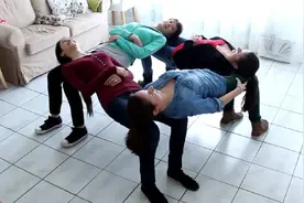 不可思议的科学现象，四个人悬空躺在一起不会倒，这是什么原理？视频封面