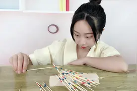 试玩90后经典游戏“竹签大挑战”，知道这个玩法的人，都多大了？