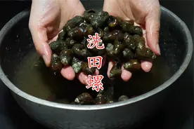 洗田螺时，加盐就错了，教你正确做法，田螺迅速把泥沙吐干净