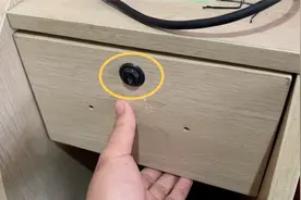 抽屉柜钥匙不见了，想打开别暴力破坏，教你一招巧开抽屉锁视频封面