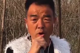 民间大叔翻唱《滚滚长江东逝水》又火了，嗓音醇厚，不输大衣哥视频封面