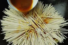 面条不要水煮了，学会这个新鲜吃法，天天吃都不腻，比吃肉还解馋