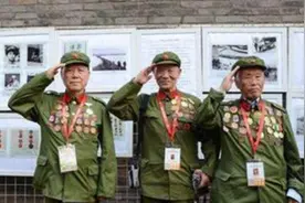 老兵隐姓埋名做44年农民，为了孙子无奈亮明身份，惊动首长视频封面