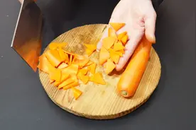 酒店大厨教我胡萝卜三角形切法，好看又好吃，学会了记得告诉家人