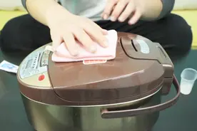 电饭锅长期使用油渍太多？教你一个小妙招，轻轻一擦立马变得干净
