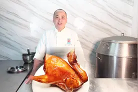 广东“脆皮蒜香吊烧鸡”的详细做法，满口生香，皮脆肉嫩汁水多