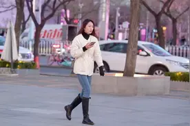 初冬时节比较火的穿搭，紧身牛仔裤，搭配长靴短靴都很好看